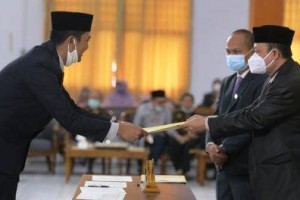 Rektor Uniku saat melantik pejabat struktural Uniku.